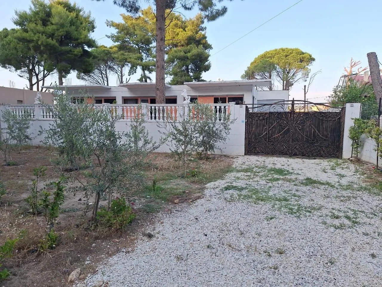 Beach House Vlorë 0*,